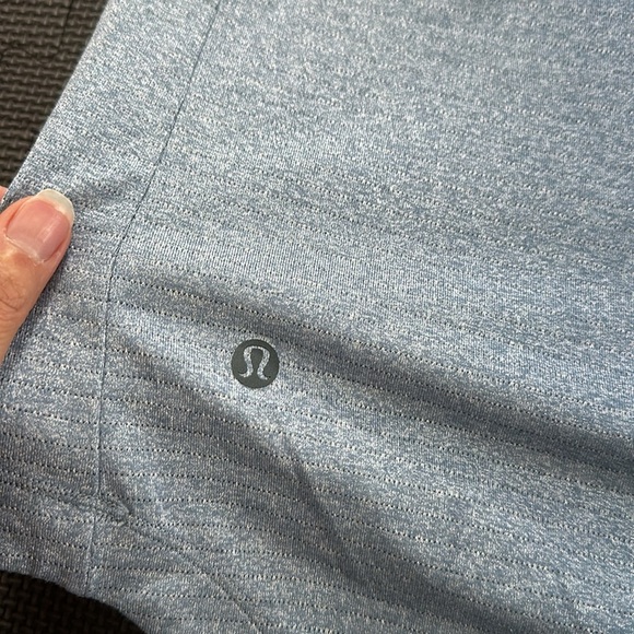 Lululemon men active wear running workout Tshirt fits size M-L - Picture 4 of 5